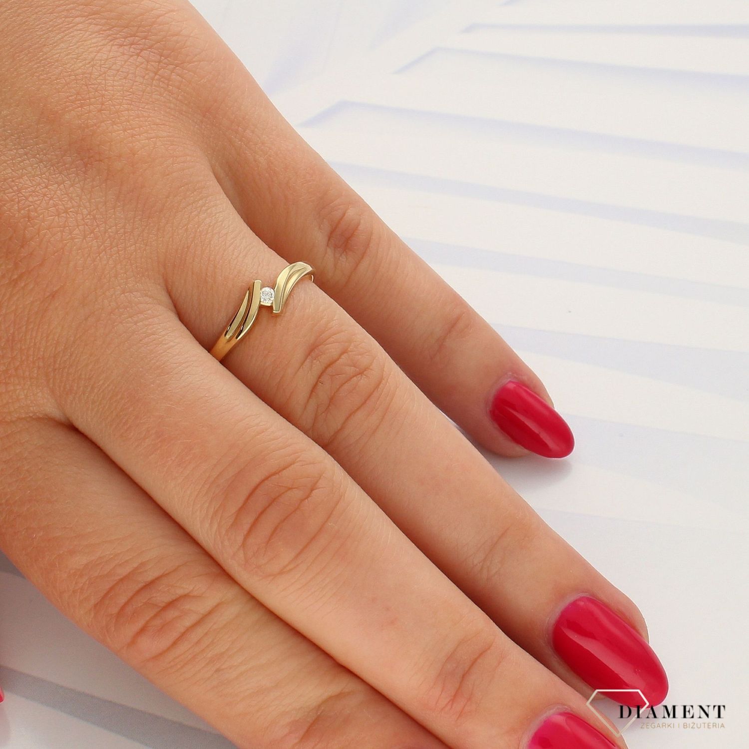 Pierścionek złoty Diament 585, diamenty to piękny pierścionek zaręczynowy wykonany ze złota próby 585. Pierścionek z diamentem i wielkości 0,03 ct, czystości SI oraz barwie H. Waga 1,59 gram..jpg